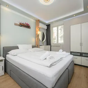 4* מלון דירות Palais Palffy