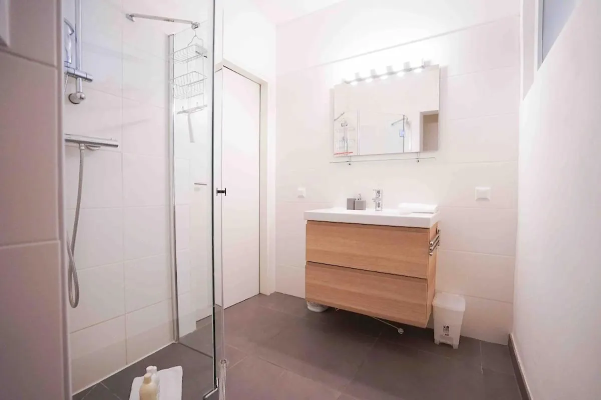 Modern Living In City Center - Fully Equipped Vienna Apartment